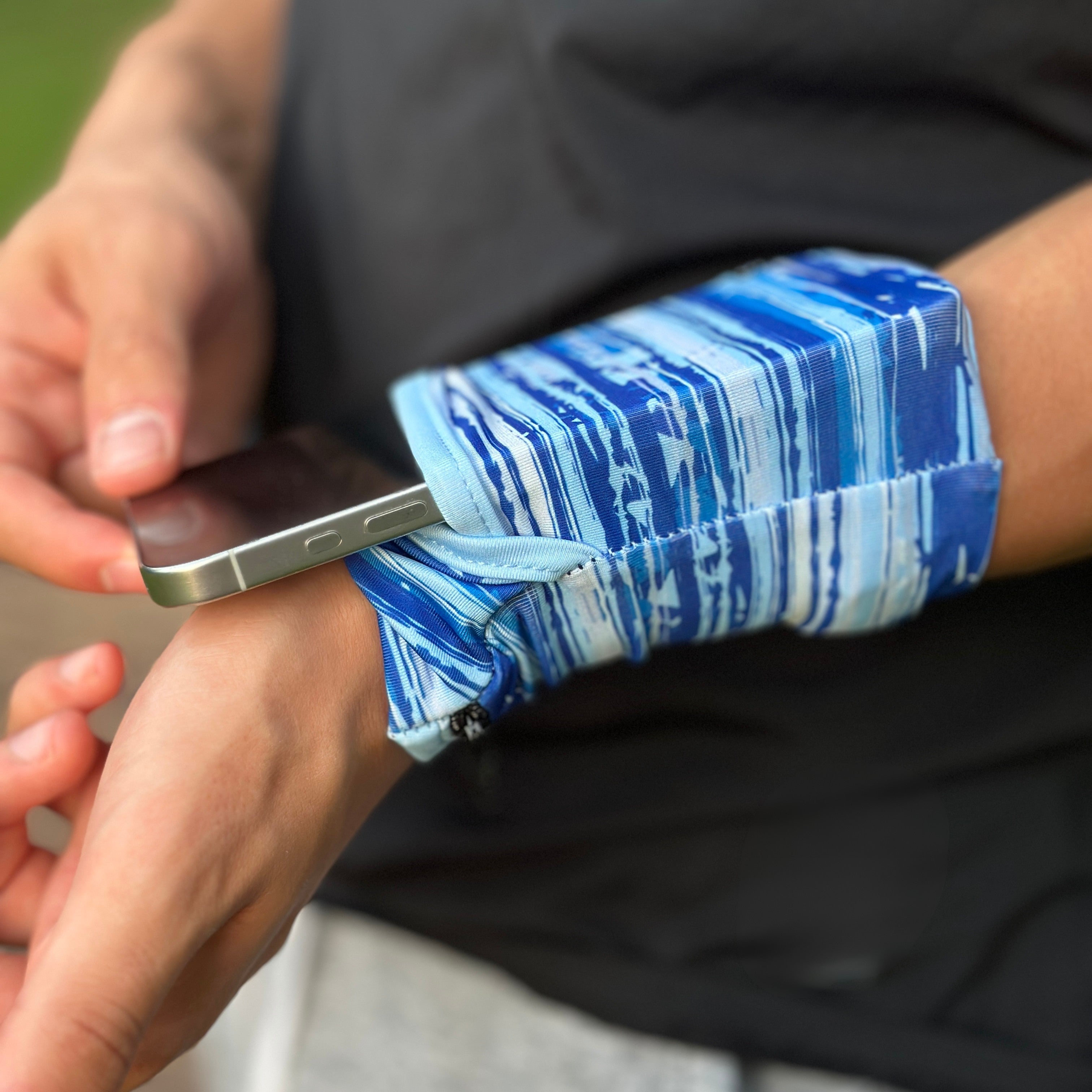 2 Pocket Horizon Wrist Wallet