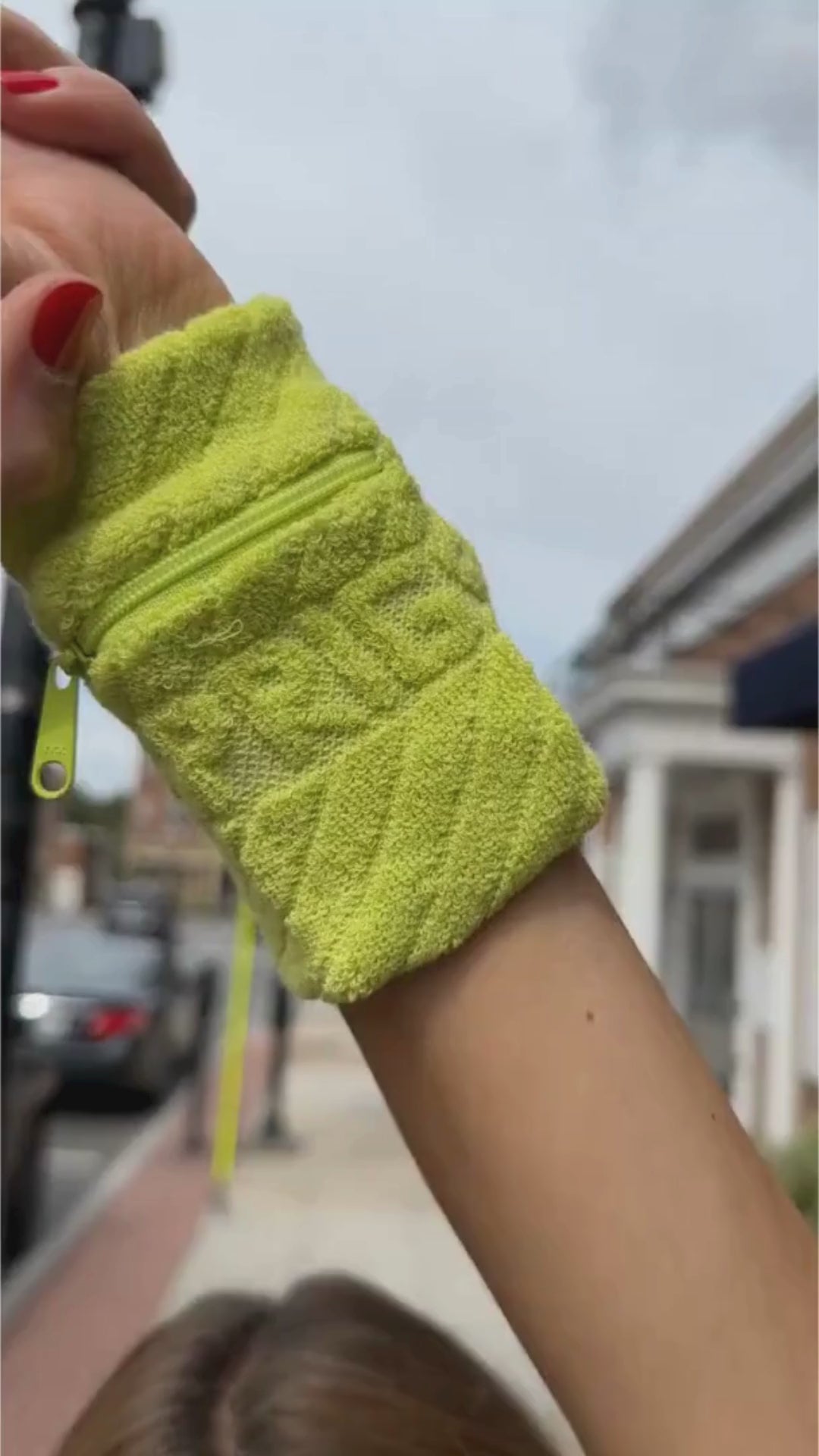 Load video: 1 Pocket Sweatband Wrist Wallet
