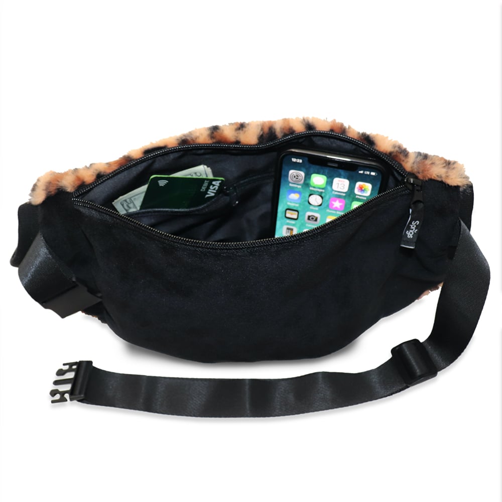 https://sprigs.com/wp-content/uploads/2021/10/532802_Leopard_Muffy-Pouch_back.jpg